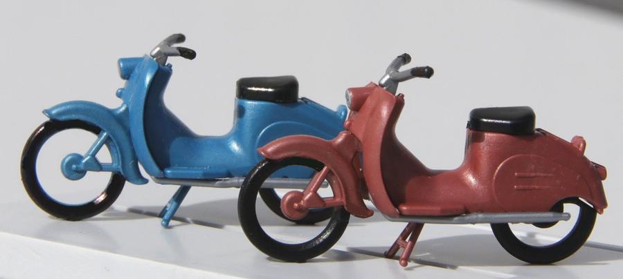 2 Standmodelle des Mopeds Simson KR 50