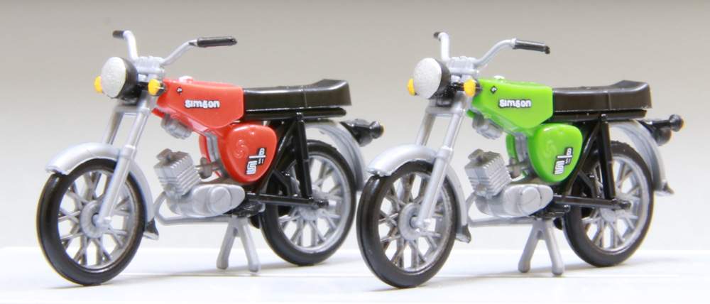 2 Standmodelle des Mopeds Simson S51 in Spur TT