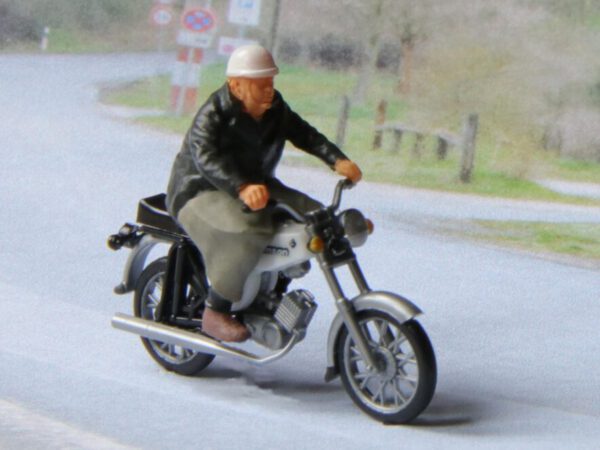 Figur aus 2er Set sitzender Mopedfahrer für Modelle der Simson S50 bzw. S51 in Spur H0, Maßstab 1:87