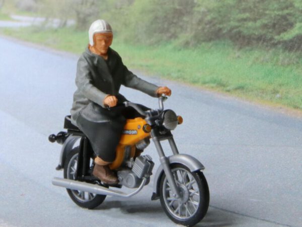 Figur aus 2er Set sitzender Mopedfahrer für Modelle der Simson S50 bzw. S51 in Spur H0, Maßstab 1:87