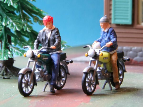 2er Figuren-Set stehende Mopedfahrer für Modelle der Simson S50 bzw. S51 in Spur H0, Maßstab 1:87