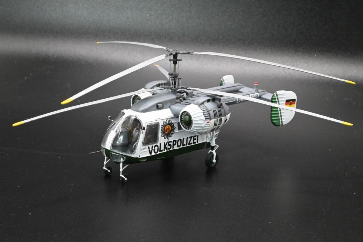 Standmodell des Helikopters Kamov Ka-26, Volkspolizei-Version mit Passagier-Kabine, Maßstab 1:87